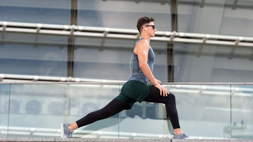 Lunges giúp tăng cường sức mạnh cơ đùi, mông và cải thiện thăng bằng