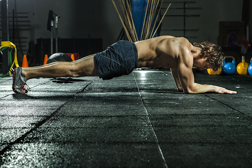 Plank giúp tăng cường cơ cốt lõi, cải thiện tính ổn định cho cơ thể