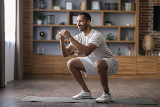 Squats giúp tăng cường sức mạnh cơ bắp, cải thiện thể lực
